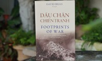 Dấu chân chiến tranh= Footprints of war : Militarized landscapes in Vietnam